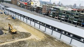 第一果菜及魚類批發市場改建　減項發包工期延長台北市市場處批發市場科長高振翔16日受訪表示，第一果菜及魚類批發市場新建大樓案因曾2次流標，改採「減項發包」，目前工程進度僅興建地下1樓至5樓，6樓以上會做後續擴充工程，預定工程為300天，竣工日期預定在民國117年間。中央社記者劉建邦攝　109年10月6日