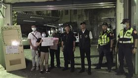 員林保安醫院險被拆　彰化文化局公告暫定古蹟彰化縣員林保安醫院被民眾提報為古蹟、歷史建築，16日晚間有大型機具進駐準備拆除，文化局人員在警方陪同下到保安醫院張貼暫定古蹟公告，暫時保住珍貴的文化資產。（彰化縣文化局提供）中央社記者吳哲豪傳真　109年10月17日