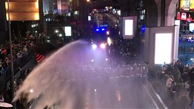 曼谷市區民眾集結抗爭  警方以水柱驅離泰國民眾16日晚間在曼谷市區巴吞旺路口聚集，施壓政府回應修憲、總理下台及王室改革等訴求，遭警方以水柱驅離。中央社記者呂欣憓曼谷攝  109年10月16日