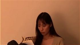 戶田惠梨香無預警開直播，卻只坐著靜靜地讀書。（圖／翻攝自戶田惠梨香IG）