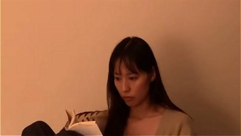 女星突直播…靜靜翻書竟4萬人觀看！