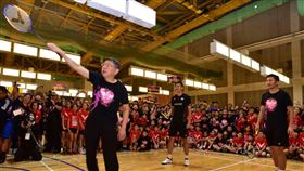 ▲台北市長柯文哲為「羽您有約」開球並贈送香蕉。台羽羽球男雙一哥組合王齊麟和李洋。（圖／全民羽球協會提供）