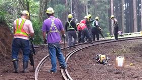 阿里山森鐵神木線　10/18上午復駛（1）阿里山林鐵神木線日前因工程車出軌停駛，原定18日下午恢復運行，經人員積極搶修，17日下午已完成復軌作業、路線巡檢等項目，確定可於18日上午復駛。（阿里山林業鐵路及文化資產管理處提供）　中央社記者姜宜菁傳真　109年10月17日