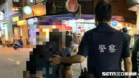台中身障男突不適，暖警攙扶他／翻攝畫面