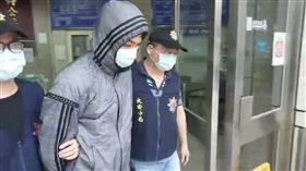 ▲對「保護傘」餐廳潑雞糞的男子莫凡，被移送至台北地檢署後遭到聲押。（圖／翻攝畫面）