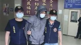 ▲對「保護傘」餐廳潑雞糞的男子莫凡，被移送至台北地檢署後遭到聲押。（圖／翻攝畫面）