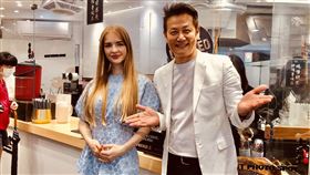 宋蕊安（左）和徐乃麟今出席飲品一日店長活動。艾迪昇傳播提供