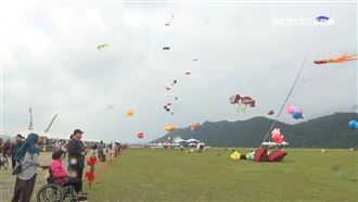 節電放風中！台電五米大風箏華麗升空
