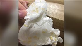 桌上「粉刺衛生紙」噁爆！姊一看狂笑…曝真相：是這部位（圖／翻攝自Dcard）