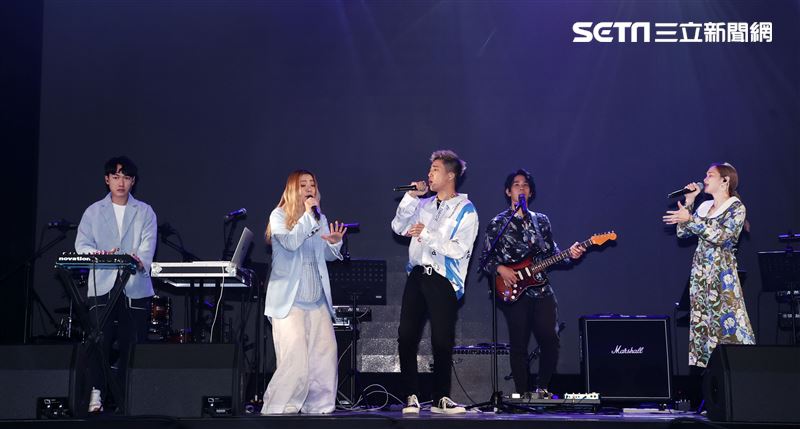 婁峻碩、慢慢說、Limi 組「金三元」限定團，攜手亞太電信為GtTV首場多視角演唱會開唱。（記者邱榮吉/攝影）