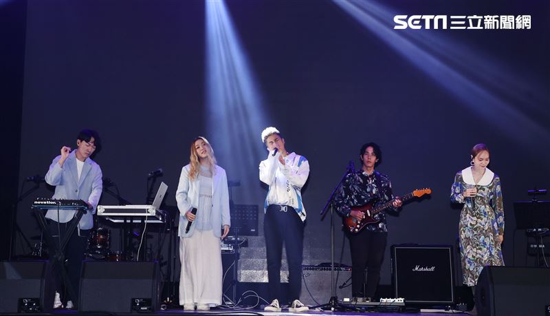 婁峻碩、慢慢說、Limi 組「金三元」限定團，攜手亞太電信為GtTV首場多視角演唱會開唱。（記者邱榮吉/攝影）