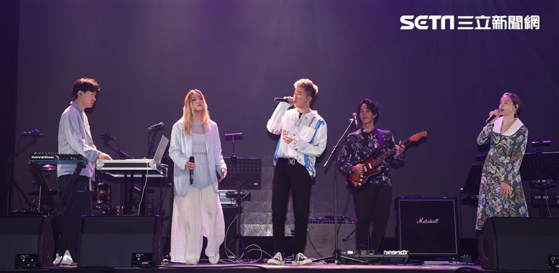 婁峻碩、慢慢說、Limi 組「金三元」限定團，攜手亞太電信為GtTV首場多視角演唱會開唱。（記者邱榮吉/攝影）