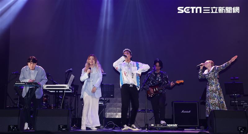 婁峻碩、慢慢說、Limi 組「金三元」限定團，攜手亞太電信為GtTV首場多視角演唱會開唱。（記者邱榮吉/攝影）