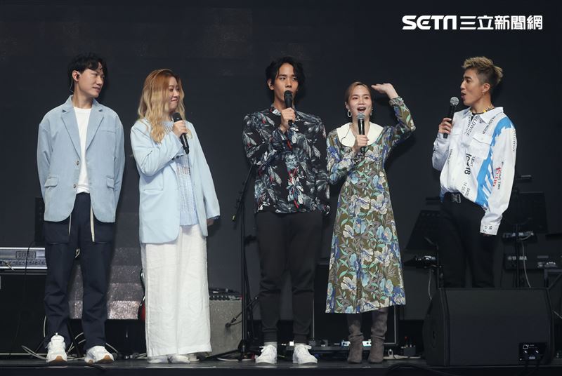 婁峻碩、慢慢說、Limi 組「金三元」限定團，攜手亞太電信為GtTV首場多視角演唱會開唱。（記者邱榮吉/攝影）婁峻碩、慢慢說、Limi 組「金三元」限定團，攜手亞太電信為GtTV首場多視角演唱會開唱。（記者邱榮吉/攝影）