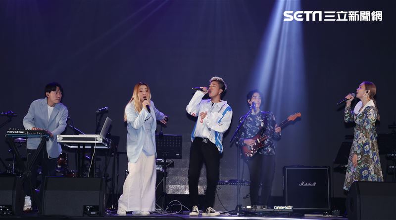 婁峻碩、慢慢說、Limi 組「金三元」限定團，攜手亞太電信為GtTV首場多視角演唱會開唱。（記者邱榮吉/攝影）