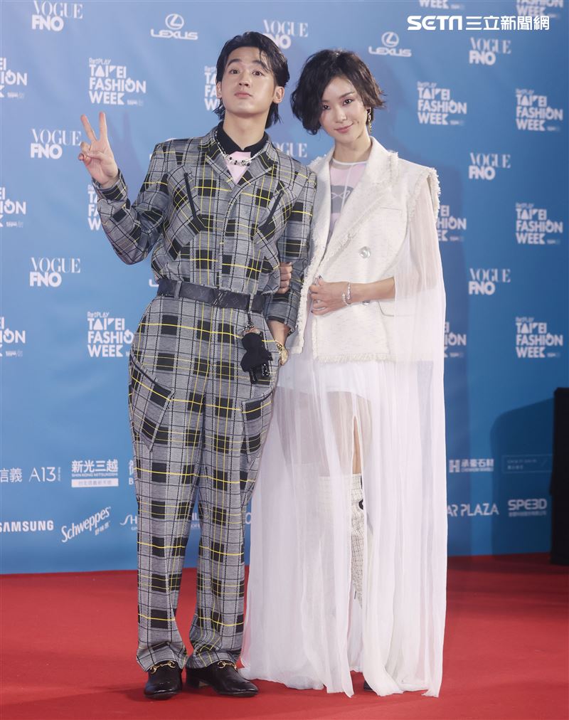 鍾瑤、吳思賢出席「2020臺北時裝週」壓軸時尚大秀。（記者邱榮吉/攝影）