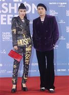 李函、黃宣出席「2020臺北時裝週」壓軸時尚大秀。（記者邱榮吉/攝影）