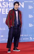 鳳小岳出席「2020臺北時裝週」壓軸時尚大秀。（記者邱榮吉/攝影）