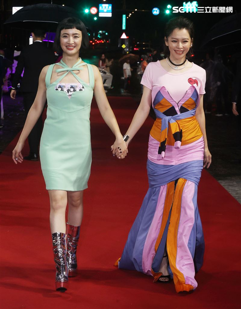 徐若瑄、林依晨出席「2020臺北時裝週」壓軸時尚大秀。（記者邱榮吉/攝影）