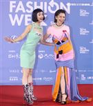 徐若瑄、林依晨出席「2020臺北時裝週」壓軸時尚大秀。（記者邱榮吉/攝影）