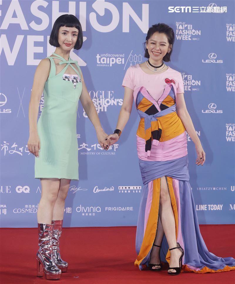 徐若瑄、林依晨出席「2020臺北時裝週」壓軸時尚大秀。（記者邱榮吉/攝影）