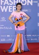 徐若瑄出席「2020臺北時裝週」壓軸時尚大秀。（記者邱榮吉/攝影）