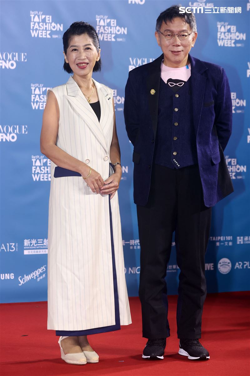 台北市長柯文哲與夫人出席「2020臺北時裝週」壓軸時尚大秀。（記者邱榮吉/攝影）