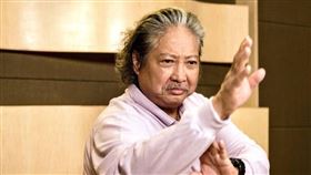 67歲洪金寶坐輪椅現身北京街頭。翻攝自微博