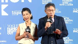 時裝周甜蜜蜜！柯P穿「蜜月裝」出席