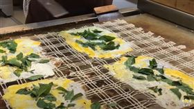 蛋餅,Reddit,雞肉蛋餅,格紋。(圖/翻攝自先吃再說 Eat First youtube)