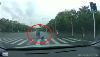 機車起步害女兒摔車　父一動作讓網怒