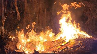 山區暗夜熊熊大火　原來在燒廢棄物