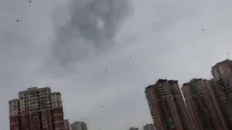 200萬人民幣天空飄　重慶民眾瘋搶