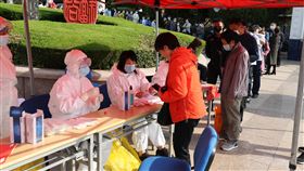青島完成全民普篩　1089萬人皆陰性據官方通報，近日爆發武漢肺炎本土疫情的中國大陸山東省青島市，16日晚間完成全市核酸檢測，總計1089萬餘份均呈陰性。圖為青島市民排隊接受檢測。（中新社提供）中央社　109年10月17日