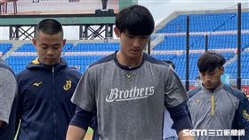 兄弟陳文杰賽前和球僮相撞退場。（圖／記者王怡翔攝影）