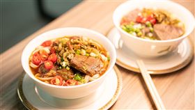 擁有22年經驗的主廚劉佳振親自傳授長榮空廚牛肉麵的美味秘方。（圖／長榮提供）