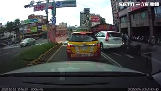 檔車男未注意車況　猛撞左轉車畫面曝