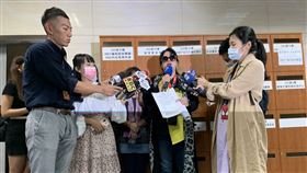 家屬代表董小羚出面說明。（圖／記者陳宜加攝影）