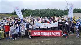 華航員工(17)日響應桃市府愛淨灘活動，前往觀音海水浴場淨灘，讓桃園海岸煥然一新。（圖／華航提供）