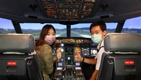 學員在機長細心指導下，航機順利起降、一圓機長夢。（圖／長榮提供）