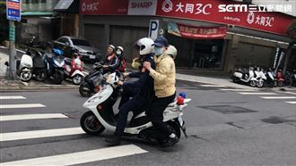 孕婦清晨急生產　暖警載醫師火速救援