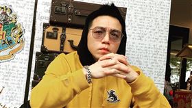 大飛被指控趁喝醉之時，亂抓女演員的胸部。（圖／翻攝自臉書）