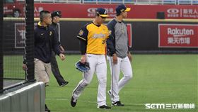 ▲中信兄弟外野手詹子賢7局下受傷退場。（圖／記者劉彥池攝影）