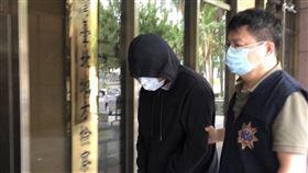 保護傘潑糞案3嫌複訊　親屬趁機遞帽（3）保護傘餐廳遭潑糞案，莫姓男子坦承收錢辦事並供出共犯李男等3人。警方拘提3人後18日下午移送北檢由檢察官複訊；李男的26歲哥哥下車時，親屬趁機遞上帽子不及，僅戴上衣服的帽子。中央社記者劉世怡攝　109年10月18日