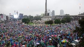泰國反政府示威者無懼雨勢要總理下台