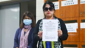 普悠瑪事故調查　家屬不滿被要求簽保密運安會19日將公布台鐵普悠瑪事故調查報告，18日邀請家屬參加家屬說明會議，但要求家屬簽署保密切結書引發不滿。圖為普悠瑪事故受難者權益保障協會理事長董小羚（右）受訪時出示保密切結書。中央社記者謝佳璋攝　109年10月18日