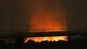 高屏溪河床地大火恐危及鳥類棲地高屏溪近高雄市林園區一帶河床18日晚間發生火警，火勢往南蔓延，將天際照映得一片通紅。（林園愛鄉協會提供）中央社記者王淑芬 傳真   109年10月19日