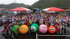 小鎮遊戲趣2.0到基隆　武松打虎雨天不停歇交通部觀光局推出「2020小鎮遊戲趣2.0」，18日由紙風車劇團在基隆市中山區外木山漁港安檢所停車場架設舞台，上演經典劇碼「武松打虎」，民眾穿雨衣看戲，笑聲和加油聲不斷。（紙風車劇團提供）中央社記者趙靜瑜傳真　109年10月18日