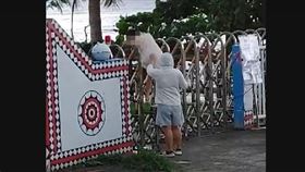遊客為了拍台東縣蘭嶼鄉的椰油國小美照，執意攀爬校園鐵門，在地民眾看不下去，把離譜行徑全都錄！（圖／蘭嶼鄉民謝心蕙提供）