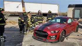 ▲美國迪爾伯恩消防隊將史上最強野馬切成廢鐵（圖／翻攝自Dearborn Fire Department FB）